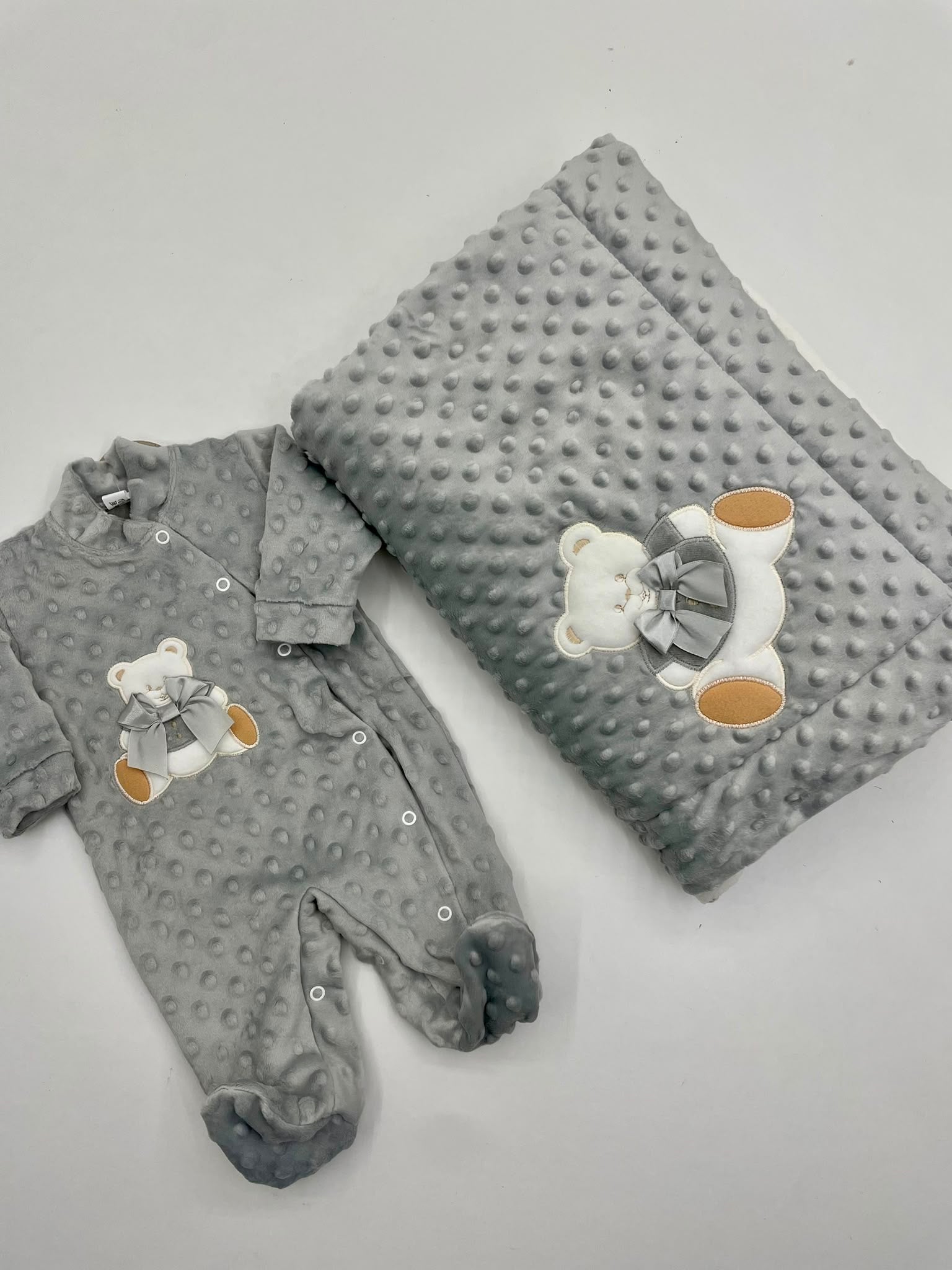Conjunto de babygrow e manta