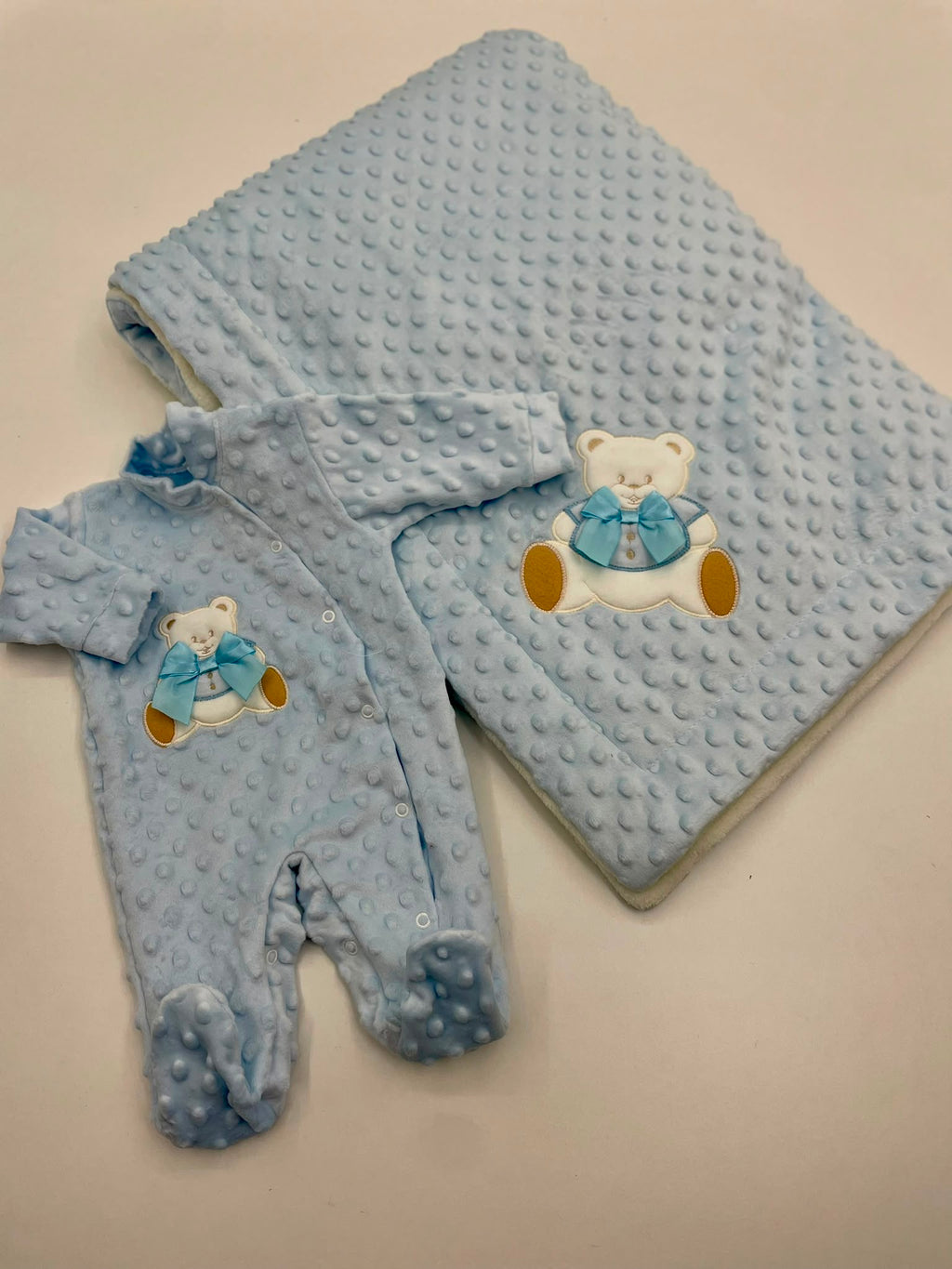 Conjunto de babygrow e manta